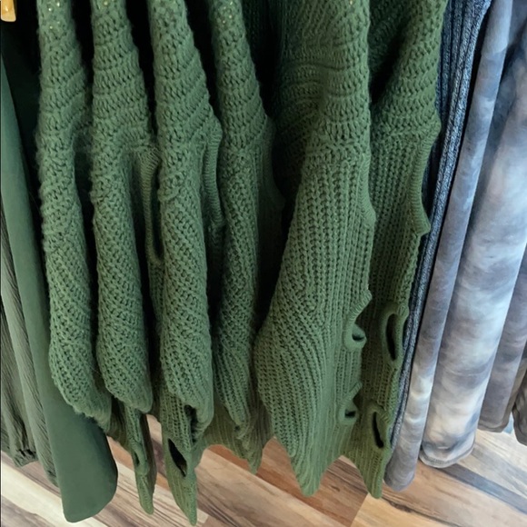 ‼️ Sweater Crop Top Side Arm Cut Out Detail - Picture 6 of 7